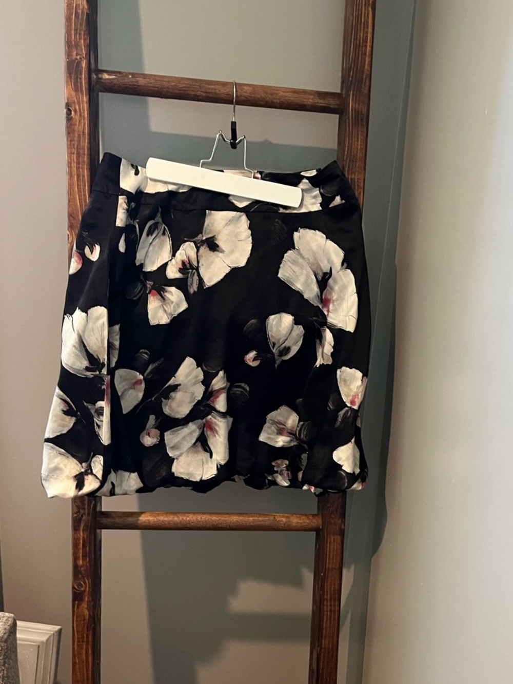 GORGEOUS 100% silk White House Black Market WHBM bubble hem floral skirt - 10